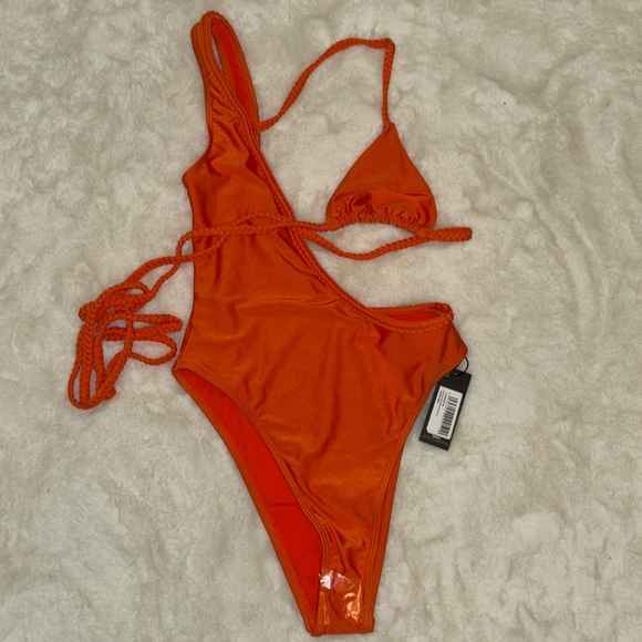 Pretty Little Thing Orange Plait detail assymetric swimsuit - Picture 5 of 8